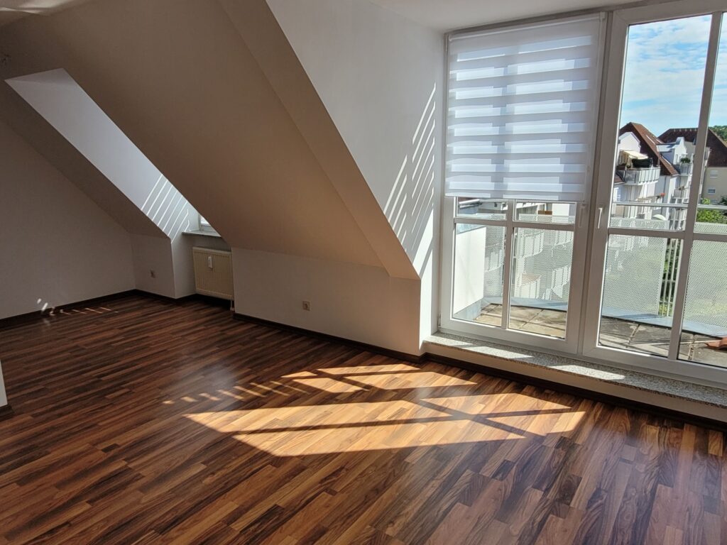 2-Zi-Maisonettewohnung mit Balkon, Einbauküche und Galerie im Dachgeschoss.