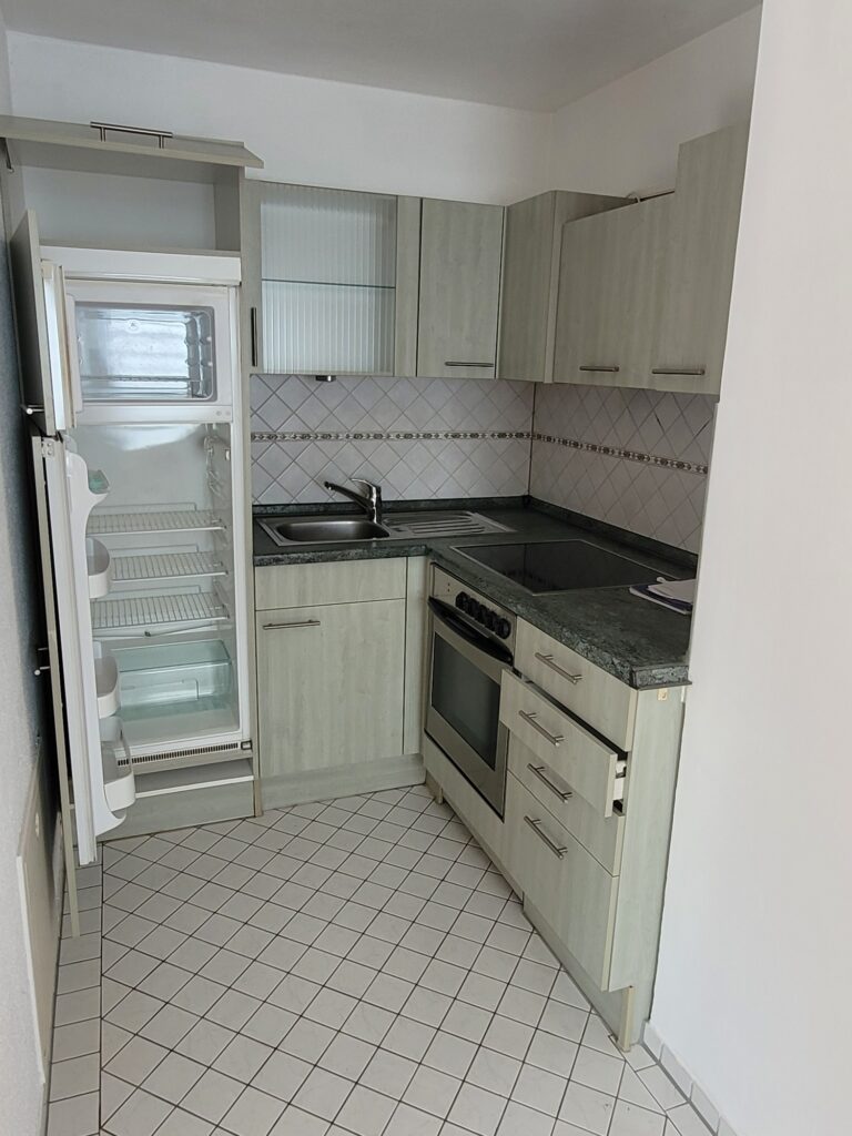 2-Zi-Maisonettewohnung mit Balkon, Einbauküche und Galerie im Dachgeschoss.