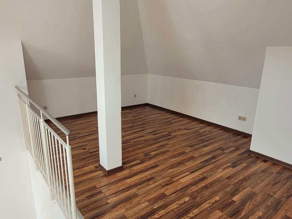 2-Zi-Maisonettewohnung mit Balkon, Einbauküche und Galerie im Dachgeschoss.
