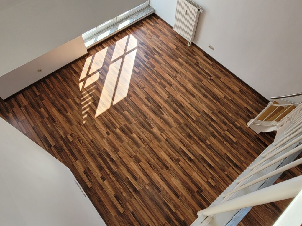 2-Zi-Maisonettewohnung mit Balkon, Einbauküche und Galerie im Dachgeschoss.