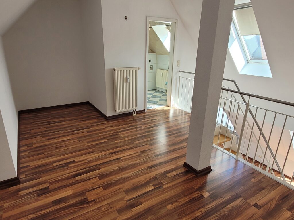2-Zi-Maisonettewohnung mit Balkon, Einbauküche und Galerie im Dachgeschoss.