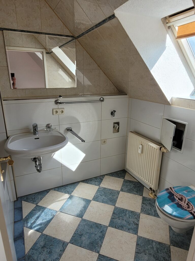 2-Zi-Maisonettewohnung mit Balkon, Einbauküche und Galerie im Dachgeschoss.