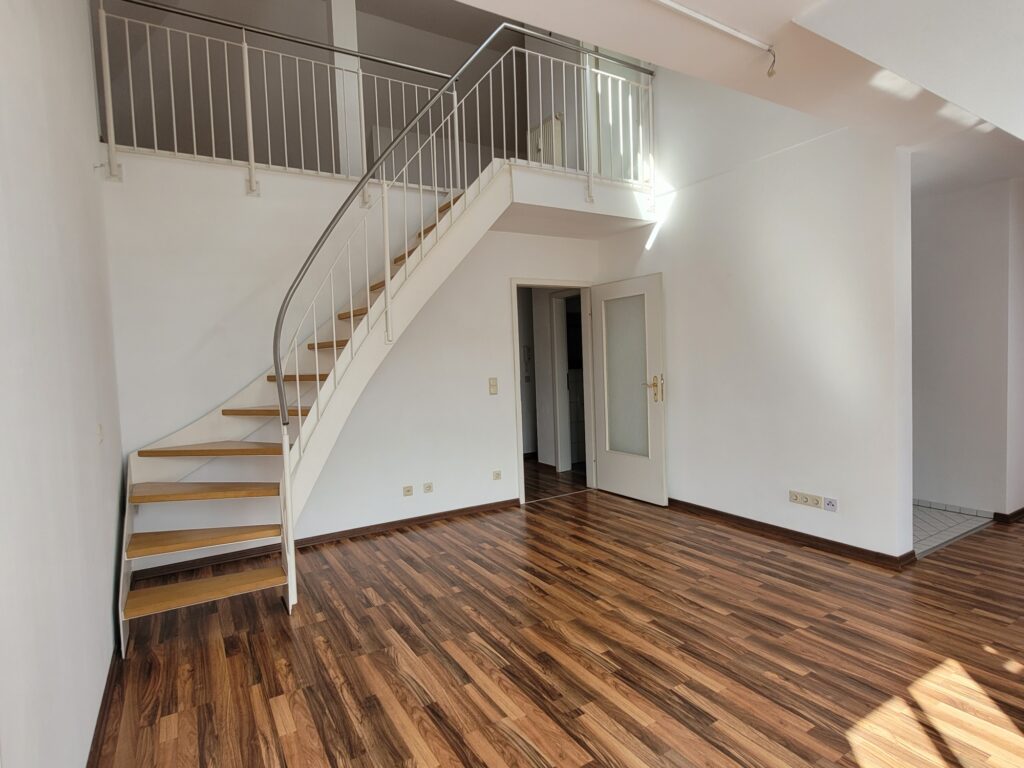 2-Zi-Maisonettewohnung mit Balkon, Einbauküche und Galerie im Dachgeschoss.