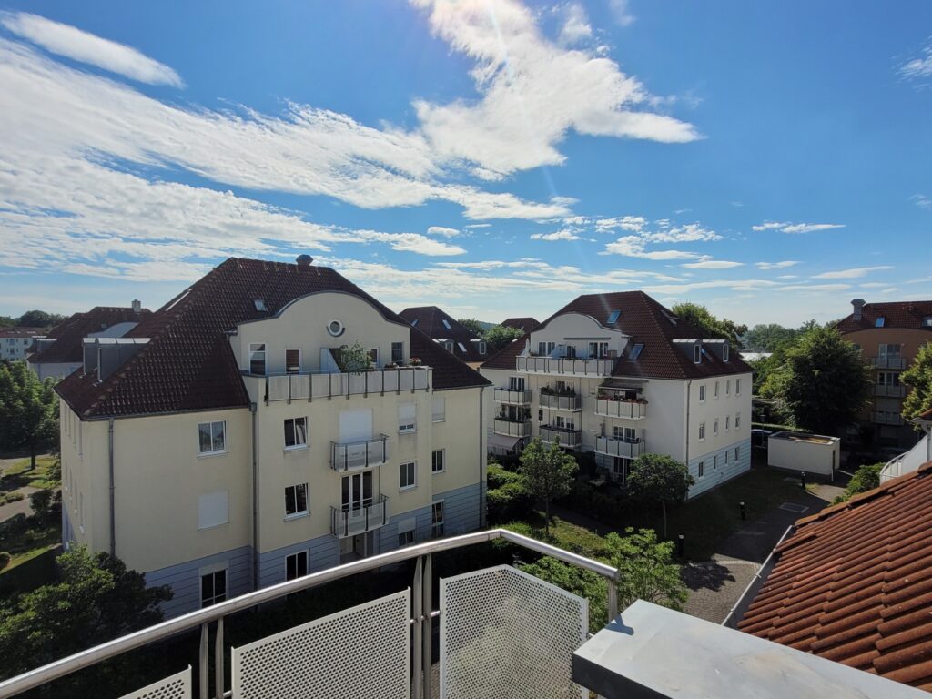 2-Zi-Maisonettewohnung mit Balkon, Einbauküche und Galerie im Dachgeschoss.