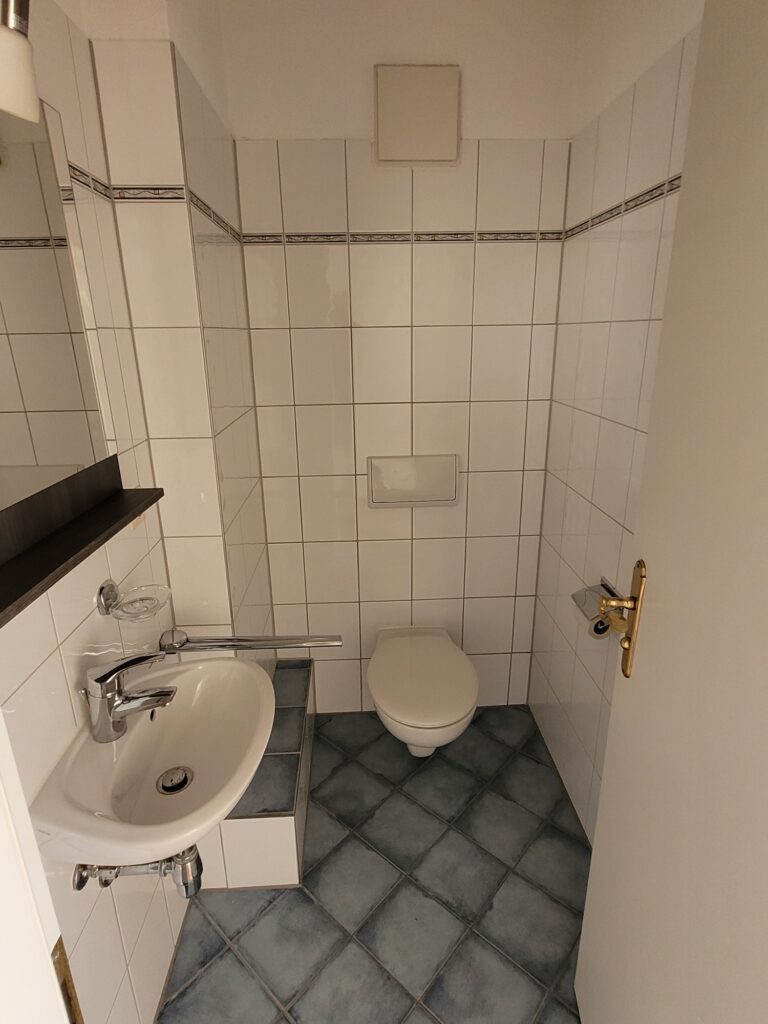 2-Zi-Maisonettewohnung mit Balkon, Einbauküche und Galerie im Dachgeschoss.