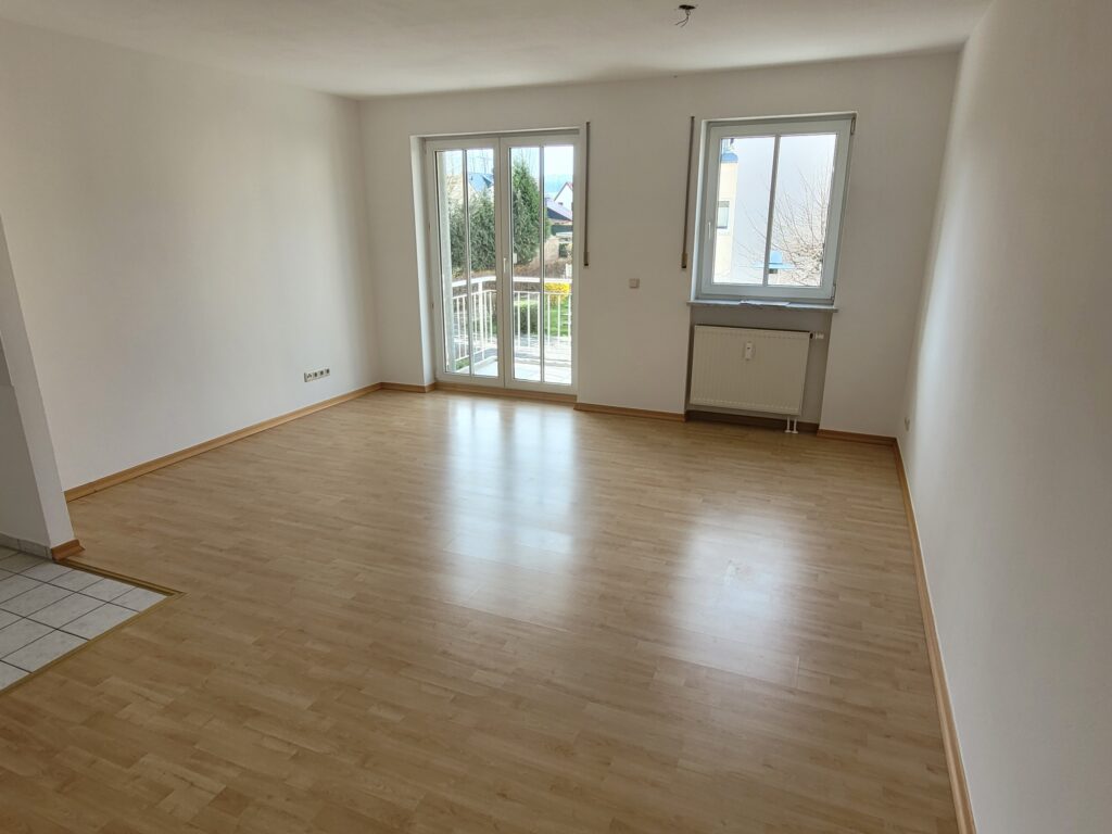 Grün gelegene 2-Zi-Whg. mit Balkon und Laminatboden in Coswig.