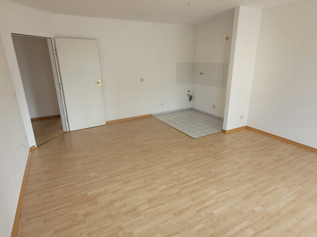 Grün gelegene 2-Zi-Whg. mit Balkon und Laminatboden in Coswig.