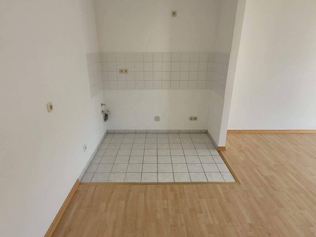 Grün gelegene 2-Zi-Whg. mit Balkon und Laminatboden in Coswig.