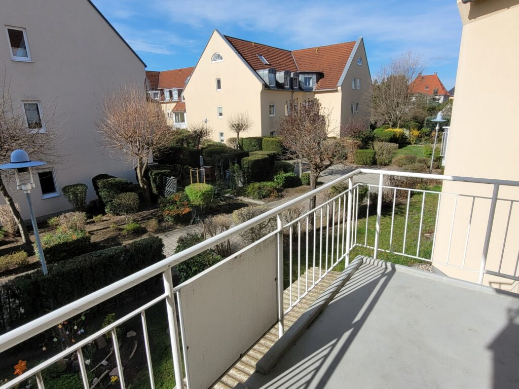 Grün gelegene 2-Zi-Whg. mit Balkon und Laminatboden in Coswig.