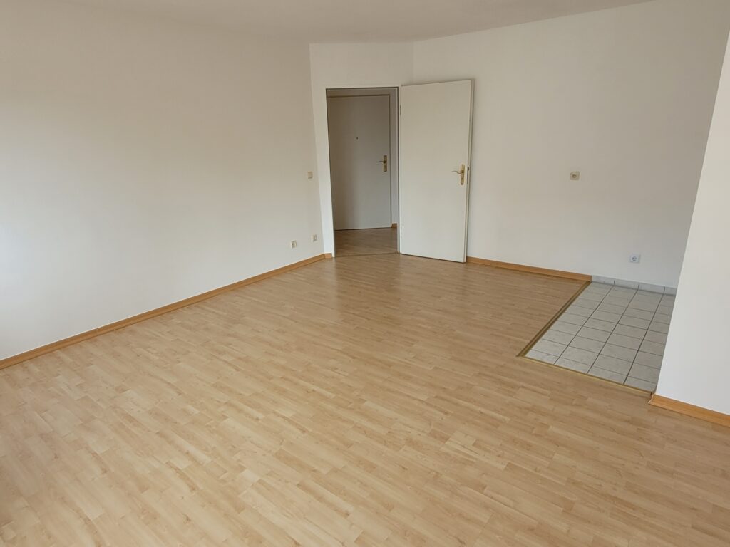 Grün gelegene 2-Zi-Whg. mit Balkon und Laminatboden in Coswig.