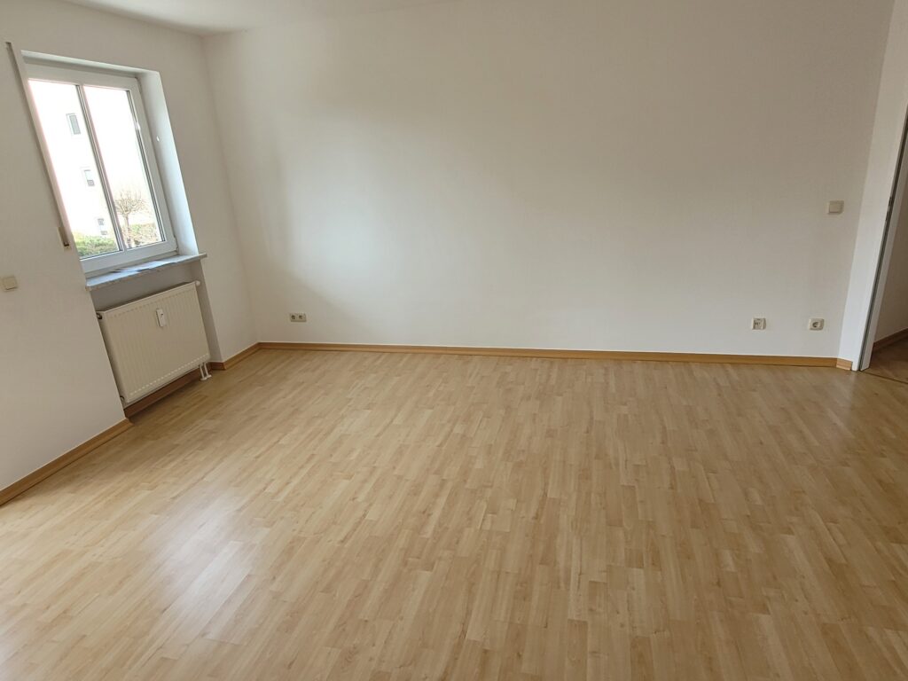 Grün gelegene 2-Zi-Whg. mit Balkon und Laminatboden in Coswig.