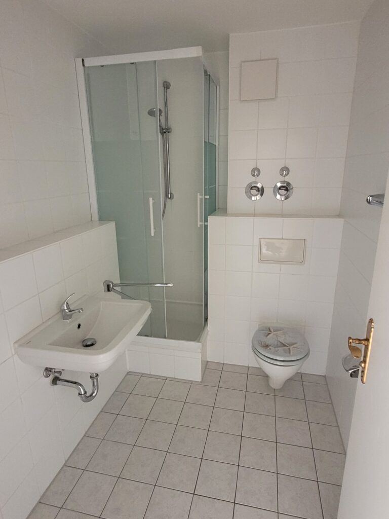 Grün gelegene 2-Zi-Whg. mit Balkon und Laminatboden in Coswig.