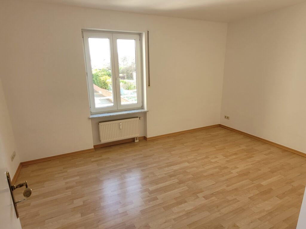 Grün gelegene 2-Zi-Whg. mit Balkon und Laminatboden in Coswig.