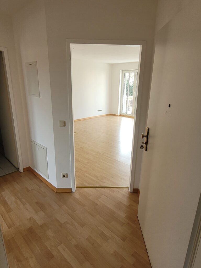 Grün gelegene 2-Zi-Whg. mit Balkon und Laminatboden in Coswig.