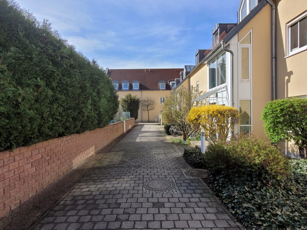 Grün gelegene 2-Zi-Whg. mit Balkon und Laminatboden in Coswig.