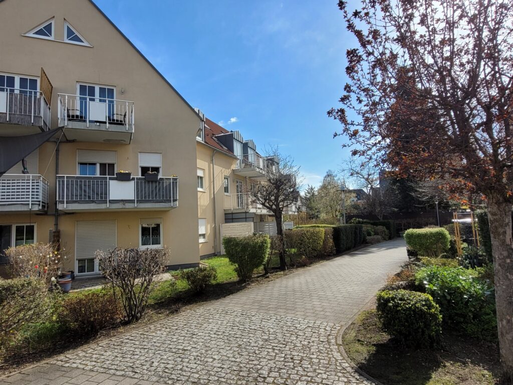 Grün gelegene 2-Zi-Whg. mit Balkon und Laminatboden in Coswig.