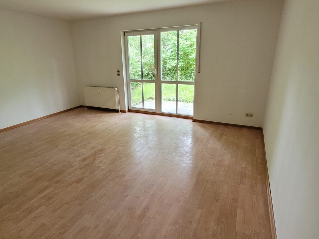 Gemütliche 1-Zi-Wohnung mit Terrasse, Laminatboden und Tiefgaragenstellplatz am Stadtrand von Dresden.