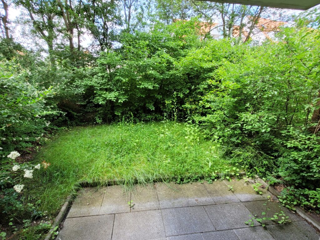 Gemütliche 1-Zi-Wohnung mit Terrasse, Laminatboden und Tiefgaragenstellplatz am Stadtrand von Dresden.