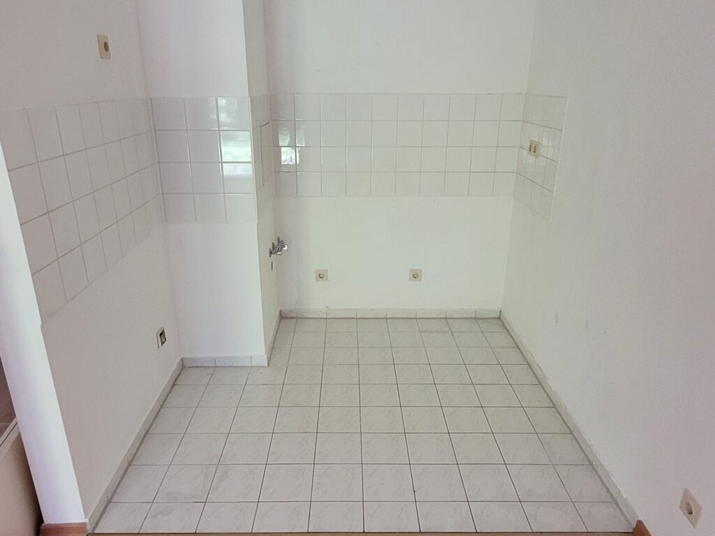 Gemütliche 1-Zi-Wohnung mit Terrasse, Laminatboden und Tiefgaragenstellplatz am Stadtrand von Dresden.