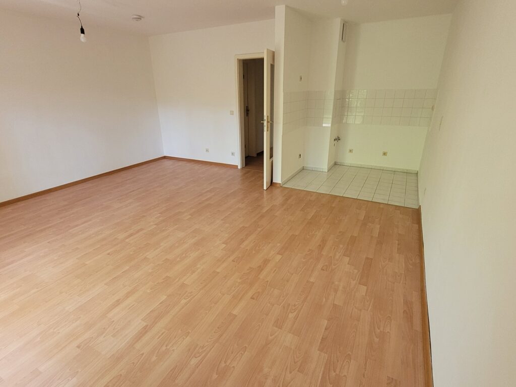 Gemütliche 1-Zi-Wohnung mit Terrasse, Laminatboden und Tiefgaragenstellplatz am Stadtrand von Dresden.