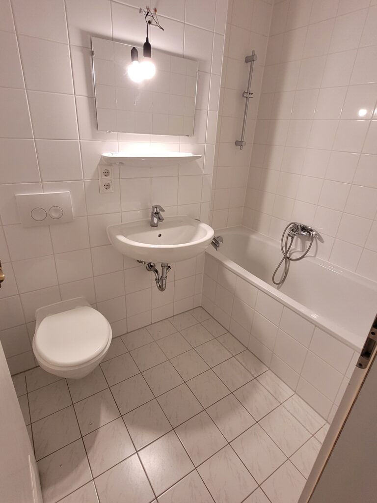 Gemütliche 1-Zi-Wohnung mit Terrasse, Laminatboden und Tiefgaragenstellplatz am Stadtrand von Dresden.