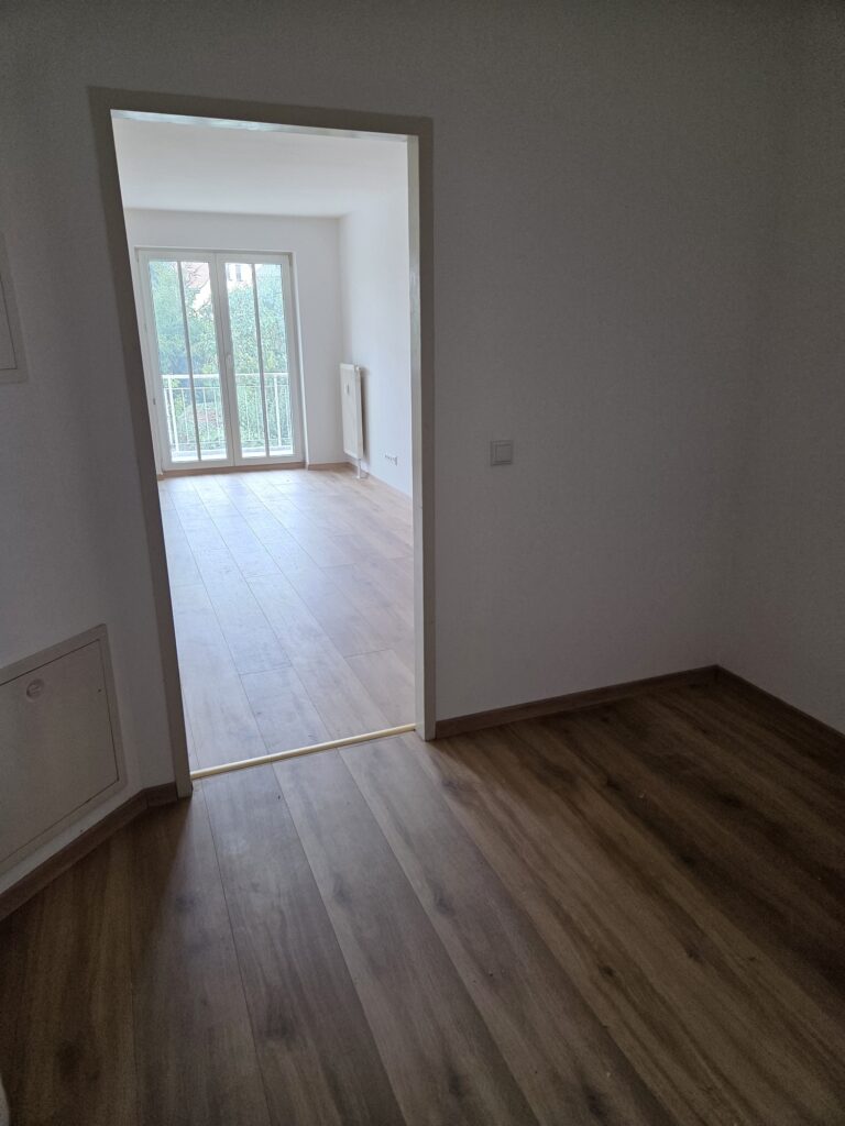 Helle und gemütliche 1,5 bzw. 2-Zi-Whg. mit Balkon in ruhiger und grüner Lage von Coswig.