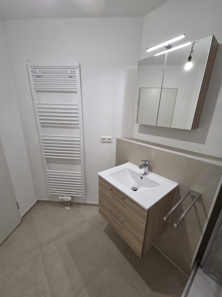 Helle und gemütliche 1,5 bzw. 2-Zi-Whg. mit Balkon in ruhiger und grüner Lage von Coswig.