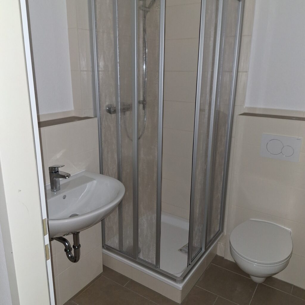 Hübsche 1-Zi-Wohnung mit Laminatboden und Balkon in ruhiger und grüner Lage.